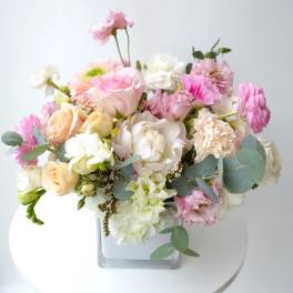 Mixed pink and white bouquet in a clear square vase