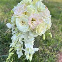 Bouquet of pale roses and white orchids with trailing blooms