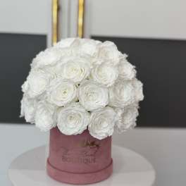 White rose bouquet in a pink hat box