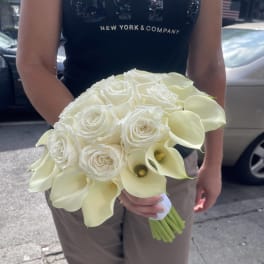 Bouquet of white roses and pale calla lilies