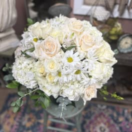 Cream and white bouquet of roses and daisies