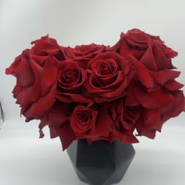Red rose bouquet in a black vase