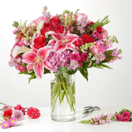 Pink and red mixed bouquet in a clear glass vase