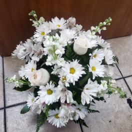 White daisy bouquet with white roses and small white filler flowers