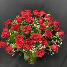 Bouquet of red roses in a clear glass vase
