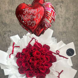 Red rose bouquet with heart-shaped Valentine balloons