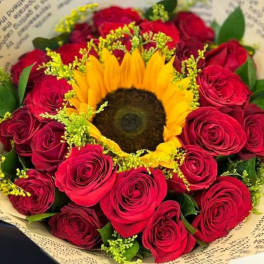 Bouquet of red roses with a sunflower center