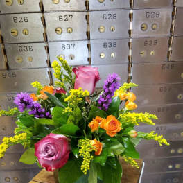 Mixed bouquet of pink and orange roses in a green vase