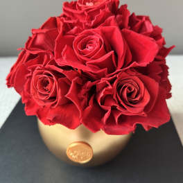 Red rose bouquet in a gold round vase