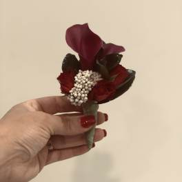 Small burgundy boutonniere with a calla lily and roses