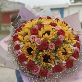 Bouquet gSunflowers and roses
