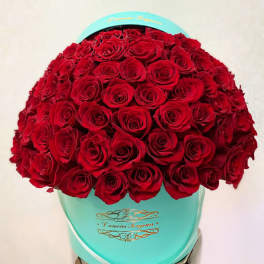 Large bouquet of red roses in a turquoise hat box