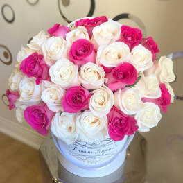 Bouquet of pink and white roses in a white hat box