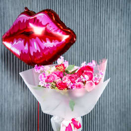 Pink flower bouquet with a red lips balloon