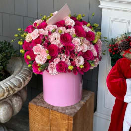 Pink and magenta rose bouquet in a pink hat box