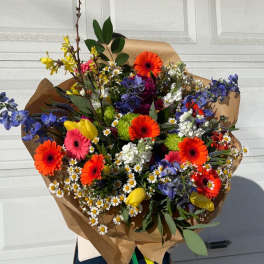 Large mixed bouquet with bright gerbera daisies and small white daisies