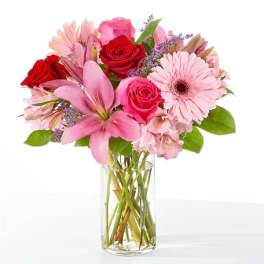 Pink and red mixed bouquet in a clear glass vase