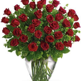 Bouquet of red roses in a clear glass vase