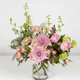 Pink and peach bouquet in a clear glass vase