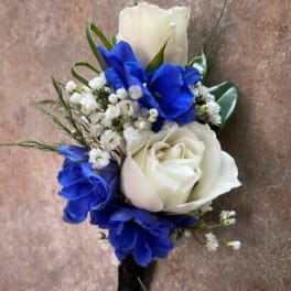 Blue and white rose boutonniere with baby's breath
