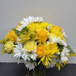 Yellow and white mixed bouquet in a glass vase