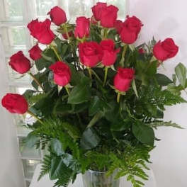 Bouquet of red roses in a clear glass vase