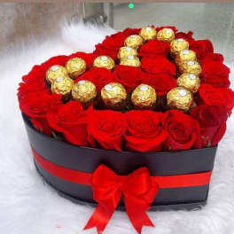 Caja de rosas y chocolates