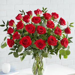 Bouquet of red roses in a clear glass vase