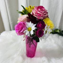 Mixed bouquet of roses and daisies in a pink vase