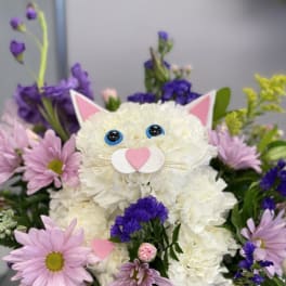 White flower cat face arrangement with pink and purple daisies