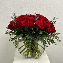 Bouquet of red roses in a round glass vase