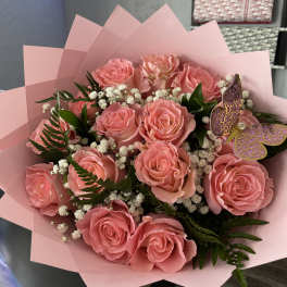 Pink rose bouquet with baby's breath and a butterfly decoration