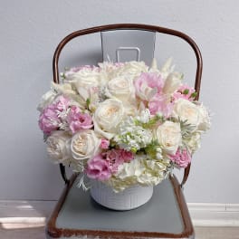 White and pink rose bouquet in a white vase