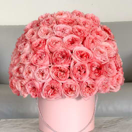 Large bouquet of pink roses in a pink hat box