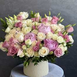 Pink and white rose bouquet in a white hat box