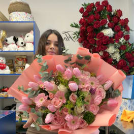 Ramo mixto de rosas, mini gerberas y tulipanes en Long Island, New York