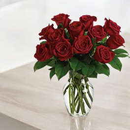 Bouquet of red roses in a clear glass vase