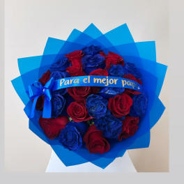 Red and blue rose bouquet with a ribbon reading "Para el mejor papá"