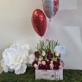 Rose arrangement with balloons and a large white paper flower