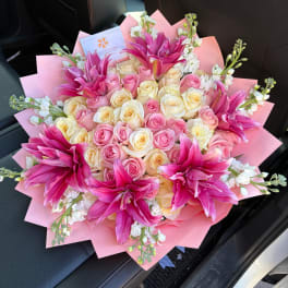 Ramo de 50 rosas con lirios
