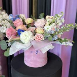 Pastel bouquet in a pink hatbox with roses and calla lilies