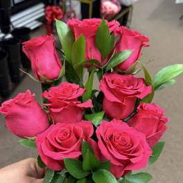 Bouquet of hot pink roses in a decorative vase