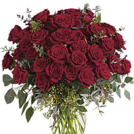 Bouquet of red roses in a clear glass vase