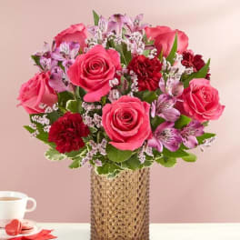 Pink and red mixed bouquet in a textured vase