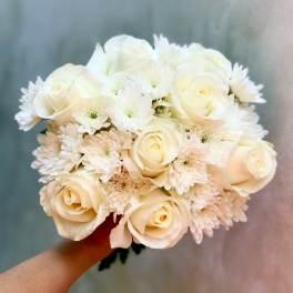 Cream rose and white daisy bouquet held in hand