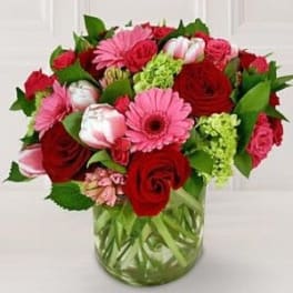 Red and pink mixed bouquet in a clear glass vase
