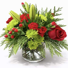 Red roses and green chrysanthemums in a glass vase