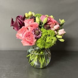 Pink and burgundy bouquet in a clear glass vase