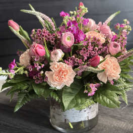 Pink and peach mixed bouquet in a glass vase