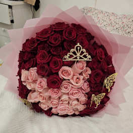 Bouquet of dark red and pale pink roses with a tiara topper